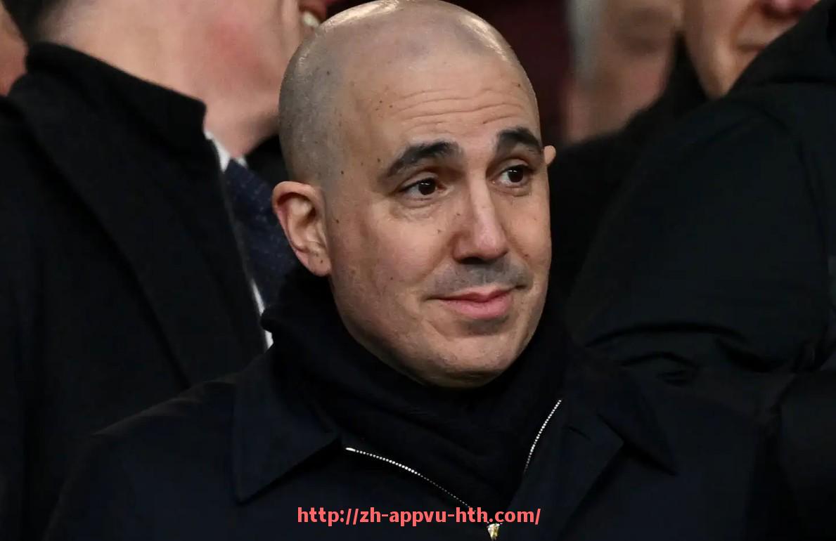 HTH华体会APP下载-英超球员与球迷亲密拥抱瞬间盘点,展现足球魅力